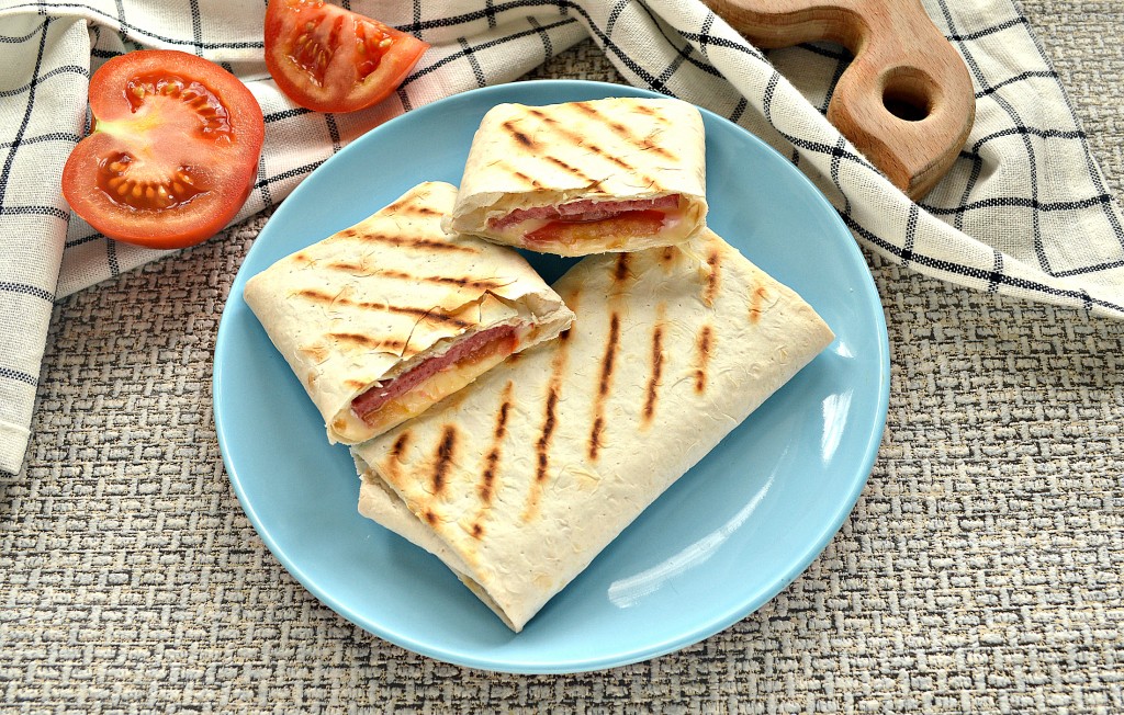 Горячие бутерброды с сосиской и сыром - рецепт с фото пошагово