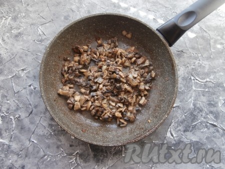 Прогреть грибы на небольшом огне минуты 3-4, затем снять с огня и остудить начинку для равиоли.
