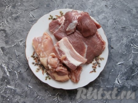Подготовить мясные продукты: мякоть свинины, грудинку и обрезанное с куриных бёдер (или окорочков) мясо курицы.
