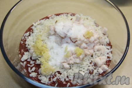 В печёночную массу добавить 240 грамм варёного риса, измельчённое сало, соль и чеснок, пропущенный через пресс.