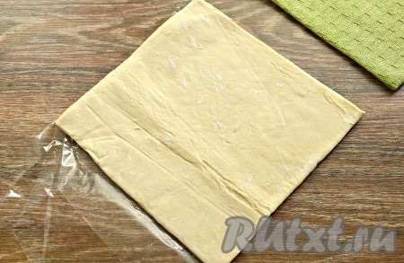 Разморозить слоёное тесто (я использовала бездрожжевое слоёное тесто) при комнатной температуре. У меня ушло на разморозку чуть более часа.