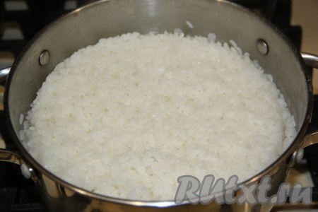 Кастрюлю с отваренным рисом снять с огня, накрыть полотенцем и оставить до полного остывания риса.