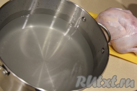 В кастрюлю влить, примерно, 3 литра холодной воды, добавить соль и перемешать до полного растворения соли.