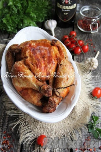 Подать курочку к столу с любым гарниром и соусом. Мочёная курица, запечённая целиком в духовке, прекрасно разрезается на кусочки, имеет аппетитную, хрустящую корочку и нежнейшее мясо.