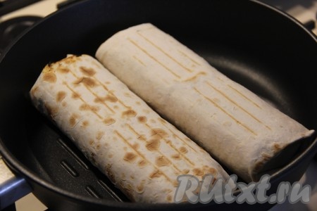 Сформированную шаверму можно обжарить на сухой хорошо разогретой сковороде гриль по 2-3 минуты с каждой стороны (до румяности) на среднем огне или на мангале.