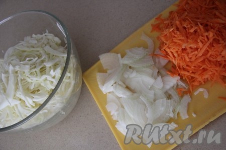 Для начала приготовим капустный салат. Капусту белокочанную тонко нарезать. Морковь и лук почистить. Морковь натереть на тёрке, а лук нарезать тонкими полукольцами.