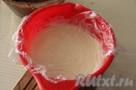 Накрыть крем пищевой плёнкой (плёнка должна лежать на поверхности крема, то есть покрывать крем встык - это нужно для того, чтобы наш крем не заветрился) и оставить до полного остывания.