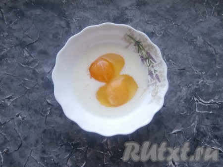 Яйца разбить в миску, влить молоко, всыпать соль по вкусу.