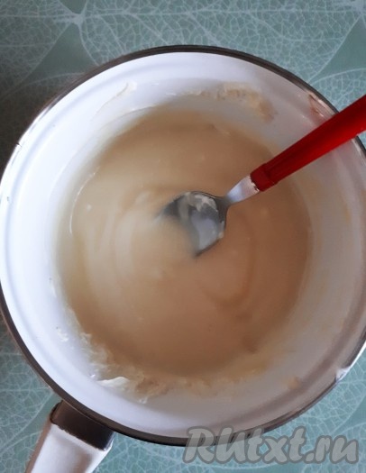 Пока кекс остывает, приготовим глазурь. Для приготовления глазури растопим на водяной бане 50 грамм белого шоколада. К растопленному шоколаду по столовой ложке добавить йогурт, тщательно перемешивая.  