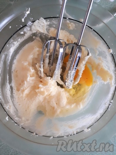 В смесь масла и сахара добавить по одному яйца, продолжая взбивать миксером.