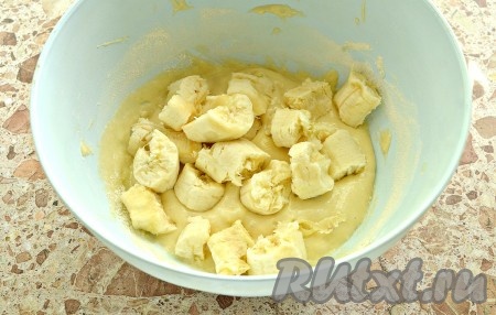 Очистить банан, разломать его на кусочки и добавить в получившееся тесто.