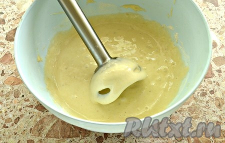 Взбить тесто для оладий до однородности с помощью погружного блендера. По консистенции оно должно получиться похожим на качественную сметану. Если будут встречаться в тесте маленькие кусочки банана - не критично.