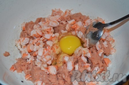 Филе горбуши измельчить в блендере (или пропустить через мясорубку), добавить креветки, нарезанные на небольшие кусочки, яйцо, перемешать получившийся фарш, посолить его и поперчить.
