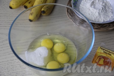 В миске, в которой будете замешивать тесто для панкейков, соединить яйца и сахар.