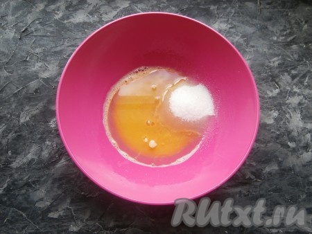 Всыпать к взбитому яйцу 90 грамм сахара, влить растительное масло, перемешать яично-масляную смесь венчиком.