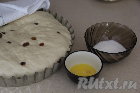 Оставить тесто в форме в тёплом месте на 1 час (будущий пирог хорошо "поднимется").