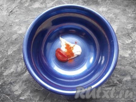 В миску выложить томатную пасту, сметану и паприку, перемешать получившийся соус.
