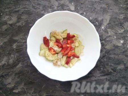 Выложить горячие кабачки с луком в миску, добавить нарезанный соломкой болгарский перец (из перца не забудьте удалить семена).