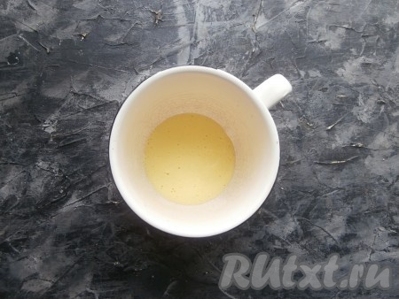На дно кофейной чашки выложить 2-3 чайные ложки желтковой смеси.