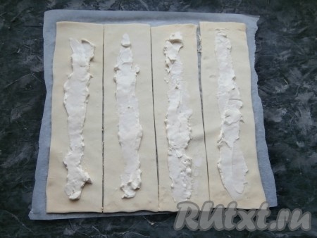 Если вы готовите с мягким плавленым сыром, смажьте им полосы, оставляя края чистыми. Если готовите без плавленого сыра, просто пропустите этот шаг.