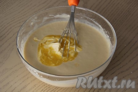 Масло слегка растопить (например, в микроволновке) и добавить в тесто, перемешать.