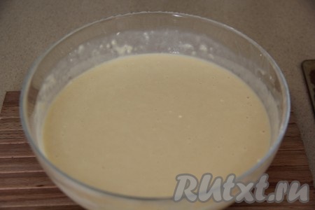 Тесто для приготовления медовых вафель получится очень ровным, однородным, по консистенции оно будет чуть гуще, чем блинное тесто.