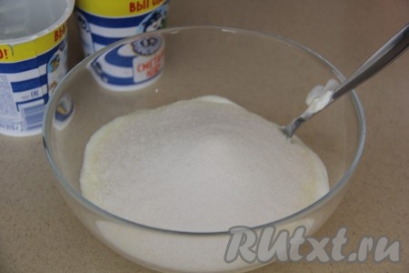 Для приготовления крема соединить сметану и сахар, перемешать ложкой и оставить на 15 минут.