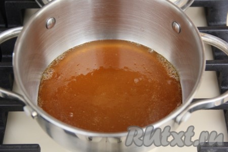 В сотейник выложить мёд. Прогреть на небольшом огне до растапливания мёда, затем вылить погашенную соду.