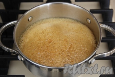 Перемешать мёд с содой, масса запенится и увеличится в объёме.