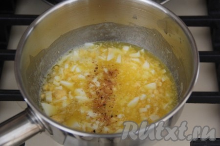 Затем добавить нарезанные яйца, соль по вкусу и щепотку специй, перемешать и снять польский соус с огня.
