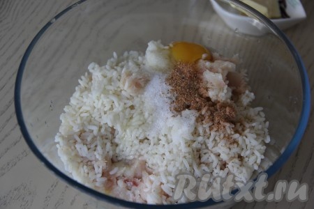К рыбному фаршу с луком добавить 5 столовых ложек отваренного риса, сырое яйцо, соль и специи.