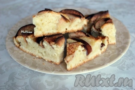 Пирог с яблоками, приготовленный на сметане, получается таким вкусным и ароматным, что Вам захочется испечь его снова и снова.