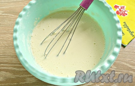 Тесто на молоке и кефире для блинов с дырочками готово, можно приступать к выпечке.