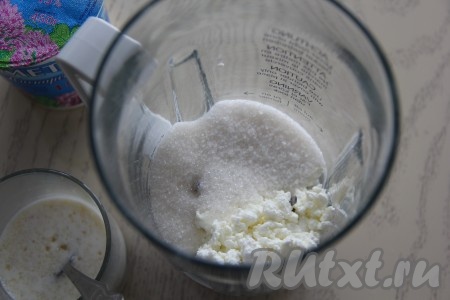 В чашу блендера выложить творог, сахар, ванильный сахар и сметану.