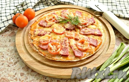Вкусная, аппетитная пицца из блинов готова, разрежьте её на кусочки и подавайте к столу горячей.
