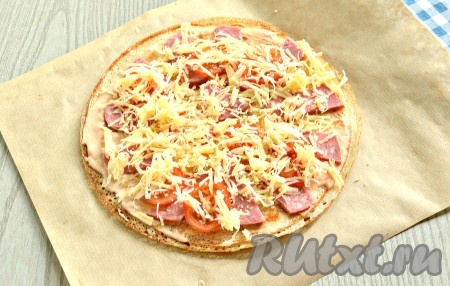 Посыпать пиццу сверху натёртым сыром. Подобным образом сформировать ещё 2 пиццы из блинов.