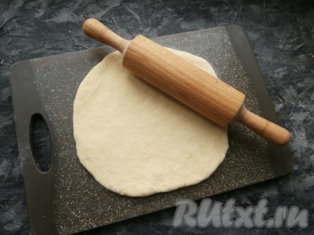 Разделить тесто на 2-3 части. Каждую часть на припылённой мукой поверхности раскатать в пласт толщиной около 1 см.