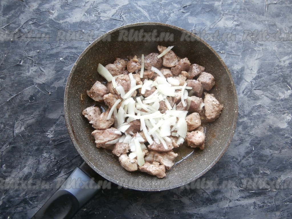 Рецепт жареной свинины на сковороде с луком и морковью с фото