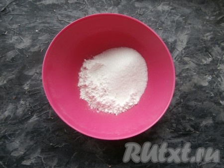 К рисовой муке добавить 50 грамм сахара.
