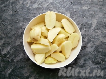 Молодой картофель поскоблить ножом, удаляя кожицу, затем помыть, крупные картошины разрезать на 2-4 части.