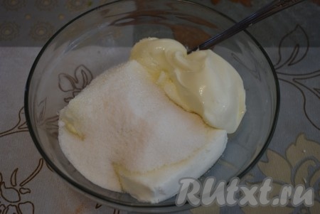 В отдельную миску перекладываем творог, добавим к нему сахар, ванильный сахар, сметану и творожный сыр. Сахар можете класть по своему вкусу (я добавила 3 столовые ложки).