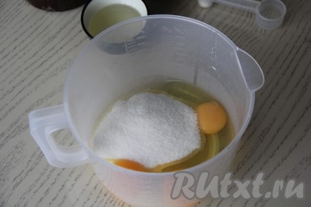 Вначале замесим бисквитное тесто, для этого в посуде, удобной для взбивания, нужно соединить яйца, сахар и соль, а затем взбить миксером в течение 5-7 минут.