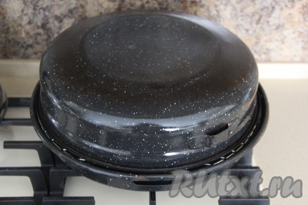 Накрыть сковороду крышкой и готовить картошку на среднем огне 20 минут.