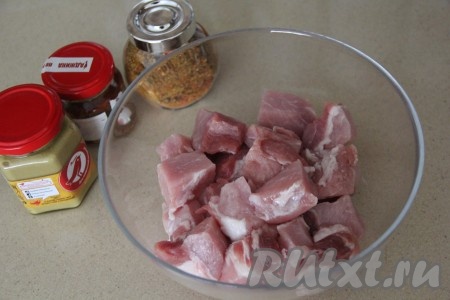 Нарезать свинину на кусочки размером, примерно, 3 см х 3 см.