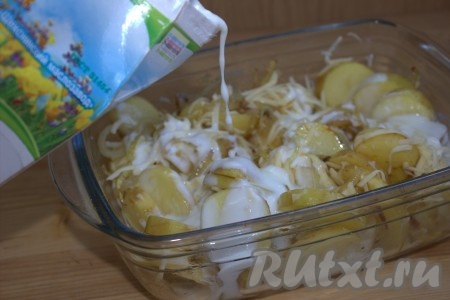 Залить картофель с луком и сыром кефиром.
