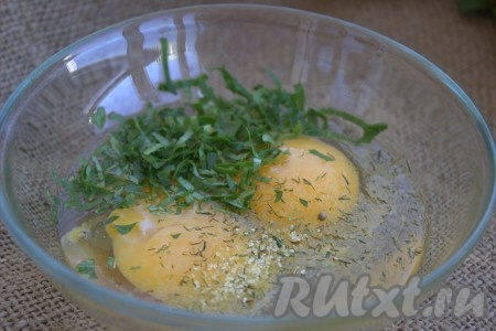 Тем временем приготовить яичный блинчик, для этого необходимо в миску вбить яйца, добавить мелко рубленную зелень, посолить, приправить по вкусу.