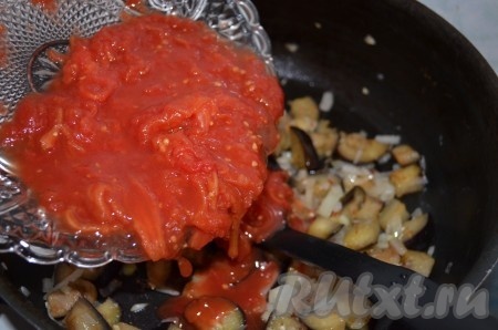 Консервированные томаты очистить от кожуры, порезать крупно, вместе с соком влить в сковороду, потушить 10 минут.