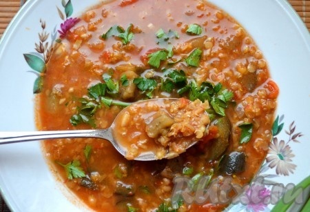 Густой, ароматный, вкусный суп с баклажанами и чечевицей разлить по тарелкам, посыпать зеленью.
