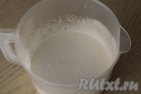 Взбивать сахарный сироп с желатином с помощью миксера в течение 5-7 минут. Глазурь должна получиться пышной, белой, затем дать ей слегка остыть.