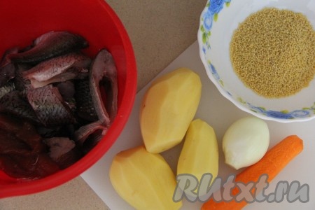 Нарезать рыбу на кусочки шириной, примерно, 3 см. Картофель, морковь и лук почистить.
